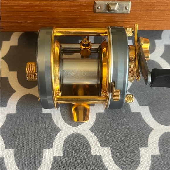 Garcia Ambassadeur Baitcasting Reel - Gold and Silver - Picture 4 of 4